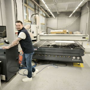 «ЛРТ» установила новый фрезерный станок  TigerTec TR2040AD ATC на производстве  компании «Дисконт Реклама» в  Москве. – preview